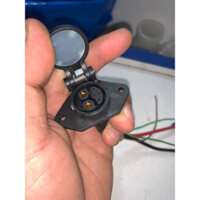 Đầu giắc cắm sạc trên xe máy điện VinFast Klara A1