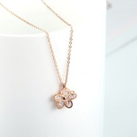 Dây chuyên titan hoa mai đính đá