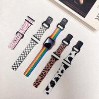 Dây đeo Leopard Print Rainbow Milk Black White Grid Thích hợp cho Apple Watch 42mm / 44mm / 45mm / 49mm Universal 38mm / 40mm / 41mm Universal Hoạt hình dễ thương Di động Công cụ tiện dụng phù hợp cho mọi trận đấu Dây đeo đồng hồ silicon