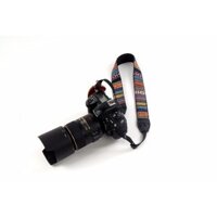 Dây đeo máy ảnh thổ cẩm.