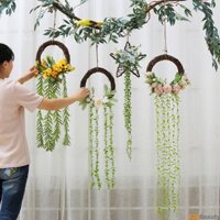 Dây hoa treo tường, vòng hoa trang trí hình tròn giúp không gian sống thêm phần nổi bật