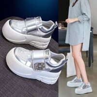 Đế Dày Nền Tảng Lưới Toe Bánh Mì Giày Nữ Mùa Hè 2024 Phong Cách Mới Thoáng Khí Đầu Búp Bê Kim Cương Giả Giày Thể Thao Thông Thường