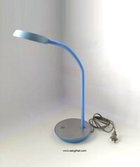 Đèn bàn học Led của Philips màu xanh dương. Đèn cảm ứng sử dụng với 3 mức độ sáng