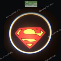 Đèn led chiếu hình 1 bộ, logo gắn cửa trang trí ô tô không dây, phụ kiện oto Tâm Luân - 253 Superman