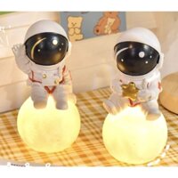 Đèn ngủ phi hành gia trang trí đầu giường