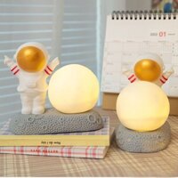Đèn ngủ phi hành gia xinh xắn để bàn