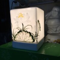 Đèn xông tinh dầu vuông vẽ hoa sen trắng Tặng kèm 1 tinh dầu