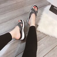 dép bánh mì quai chéo hoa văn