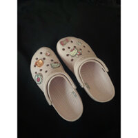 DÉP CLASSIC HOT TREND 2025 MÀU HỒNG PASTEL CAO CẤP ( TẶNG KÈM 8 CHARM RANDOM) ( ODR 7-10 NGÀY) 🎀