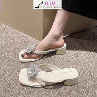 Dép kẹp xỏ ngón kèm hoa, gót cao 3cm kèm hoa điệu đà phù hợp mọi lứa tuổi. Sandal học sinh điệu đà, đi chơi dạo phố