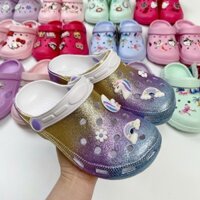 Dép sục Cross , giày crocs classic cho bé gái có gắn kèm sticker họa tiết xinh yêu