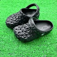 Dép sục nhựa đi mưa cross band geometric sầu riêng trẻ em màu đen, tặng 10 stic ngẫu nhiên