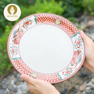 Dĩa gốm lớn màu trắng viền đỏ bao quanh gốm sứ Nhật Sen và Gốm SVG3675