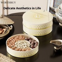 Đĩa trái cây sấy khô ăn nhẹ tại nhà, và hộp đựng hạt dưa và các loại hạt.