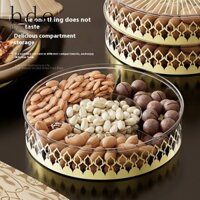 Đĩa trái cây sấy khô ăn nhẹ tại nhà, và hộp đựng hạt dưa và các loại hạt.