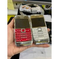 Điện thoại cổ Nokia E71 màu đỏ ,trắng .Có sạc và pin