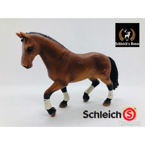 Mô hình Ngựa đua Hanoverian Schleich 13296