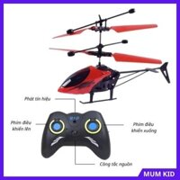 Đồ chơi trẻ em, trẻ con. Máy bay trực thăng điều khiển từ xa cho bé trai. Trò chơi vận động
