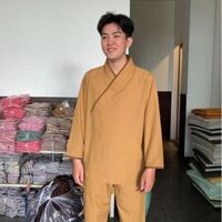 ĐỒ LAM ĐI CHÙA Mẫu Chui Đầu Nam Vải Kate Mịn - Vàng Bò,Size 4 74 kí trở lại