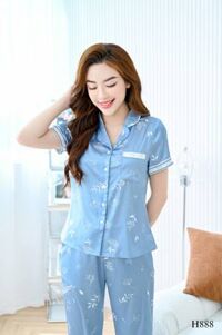 Đồ ngủ nữ lụa mặc nhà tay cộc quần lửng lá hoa trắng H992