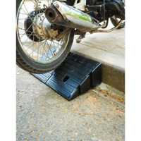 Dốc bục lên xuống xe máy, xe hơi bằng nhựa hình tam giác, Cầu dắt xe máy lên xuống bền bỉ (27x26x14cm) Mã 5570 GD GD