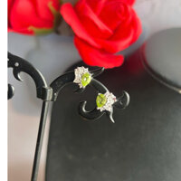 Đôi bông tai bạc khắc 925 xi bạch kim xỏ lỗ chuôi đẩy gắn đá peri.dot tự nhiên 6.5 li xung quanh đá trắng hàng Nhật mới