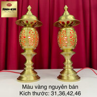 Đôi đèn thờ bằng đồng, loại dùng điện. Màu vàng nguyên bản. Kích thước: 31,36,42,46 cm