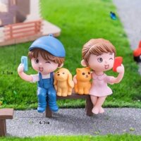 Đôi em bé nhựa đặc kèm ghế - tay cầm điện thoại.