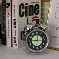 Đồng hồ báo thức siêu lớn, Đồng hồ báo thức chuông đôi kim loại cổ điển 4 inch, Đồng hồ đầu giường có đèn ngủ thuận tiện Bàn im lặng Đồng hồ để bàn Trang trí học sinh