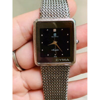 Đồng hồ Cyma Thuỵ Sỹ dây lụa nữ tay to đeo đẹp.