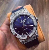 Đồng hồ Hublot nam xanh đính full đá viền trắng – HB011 bộ máy cơ bền bỉ và chính xác