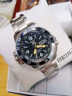 Đồng hồ nam Seiko SKZ211J1