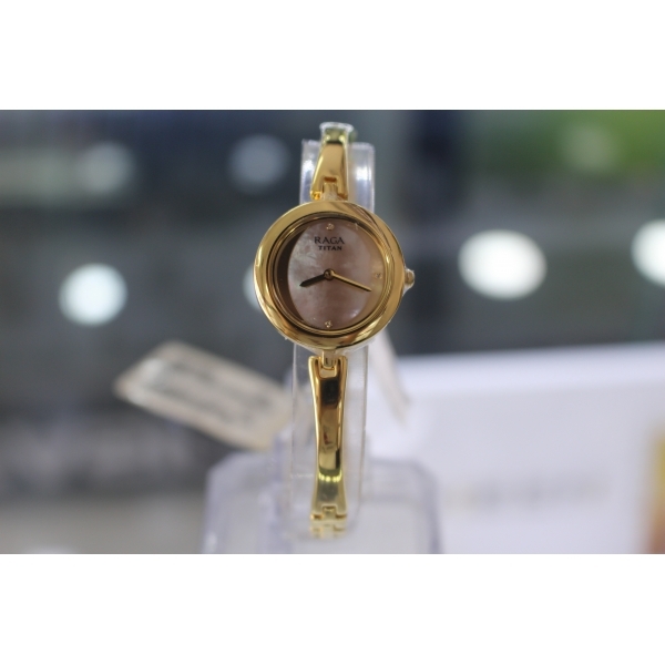 Đồng hồ nữ dây kim loại Titan 2553YM01