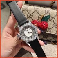 Đồng hồ nữ DIMINI dây da mềm mặt thiêt kế những viên kim cương.