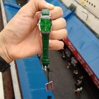 Đồng hồ nữ mặt vuông dây da.