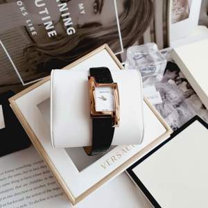 Đồng hồ nữ Versace VELU00419