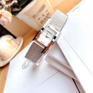 Đồng hồ nữ Versace VELU00519