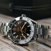 Đồng hồ Omega Planet Ocean GMT Tai-chi (đen-trắng)