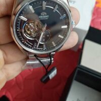 Đồng hồ orient automatic  ,siz mặt 42,mm,dây thép không gỉ 316L, kính saphire nguyên khối ,mặt sau lộ cơ.