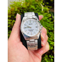 Đồng hồ Reguno Solar Radio Controlled pin năng lượng ánh sáng