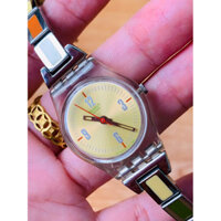 Đồng hồ Swatch Swiss Thuỵ dây phối đá nhiều màu nữ đeo.