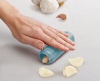 Dụng cụ bóc tỏi Joseph Joseph Duo Silicone Garlic Peeler 20201 Opal màu xanh