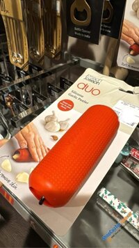Dụng cụ bóc vỏ tỏi Silicon Joseph Joseph.