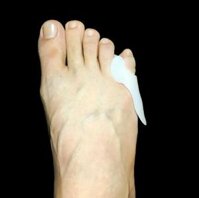 Dụng cụ chỉnh hình và bảo vệ ngón chân tặng 2 sticker 2D Jibbitz trang trí giầy dép Mẫu ngẫu nhiên - Bảo vệ ngón út PKG30