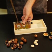 Dụng cụ tách hạt macca, có chó đa năng, có điều chỉnh độ rộng, bằng thép mạ chống gỉ, hộp gỗ tiện dụng