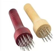 Dụng cụ xăm thịt cán gỗ