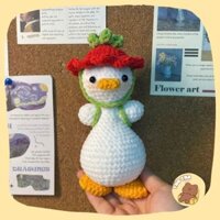 Em vịt đeo cặp dâu tây cute, thú bông handmade bằng len nhung, quà tặng lưu niệm