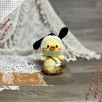 Gà đeo đùi gà nhồi bông, gà đội mũ chó Pochacco, gà len, len móc thủ công