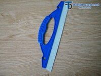 Gạt nước kính có tay cầm màu xanh