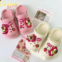 Gấu dâu tây mới Crocs phụ kiện hoạt hình giày đi biển chống thấm nước EVA trẻ em bé trai và bé gái giày trẻ em thời trang trẻ em
